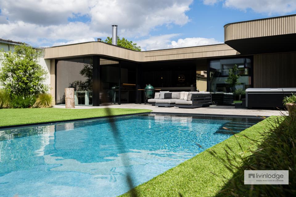 Strakke poolhouse met organische vormen in de dakrand