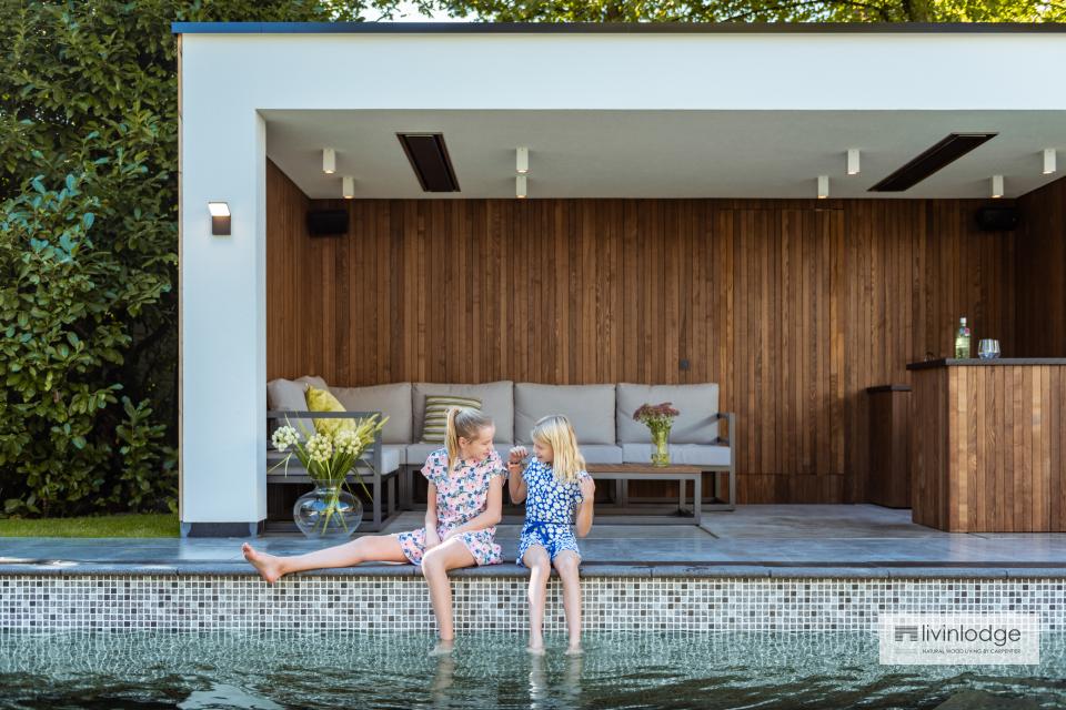 Moderne poolhouse in hout en witte crepi te Schoten